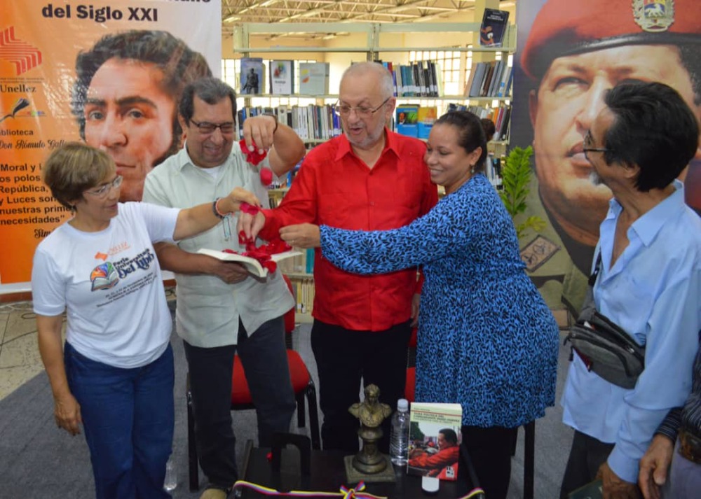 Bautizan “Tesis Política del Comandante Hugo Chávez” en Feria del Libro