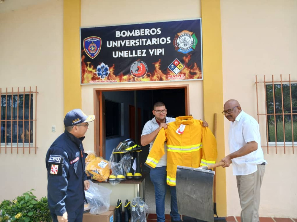 Asignan material de seguridad a bomberos universitarios del VIPI