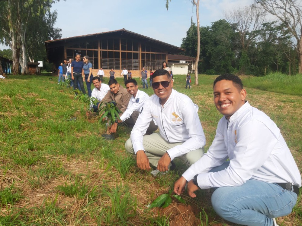 VIPI inicia actividades previas a Acto de Grado sembrando conciencia ambiental y conocimientos