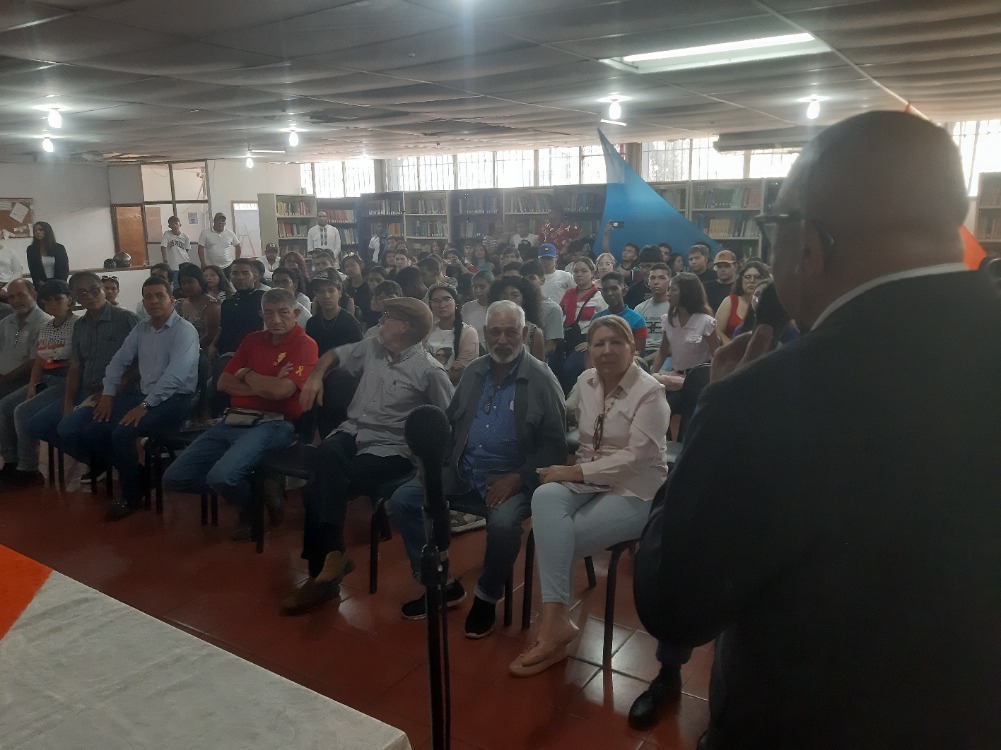 En el VIPI: Estudiantes donan textos sobre Simón Bolívar a la biblioteca 