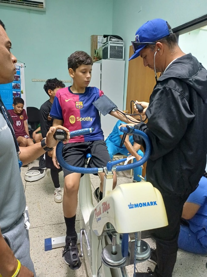Maestrantes de la Unellez aplican pruebas funcionales a atletas juveniles en Barinas