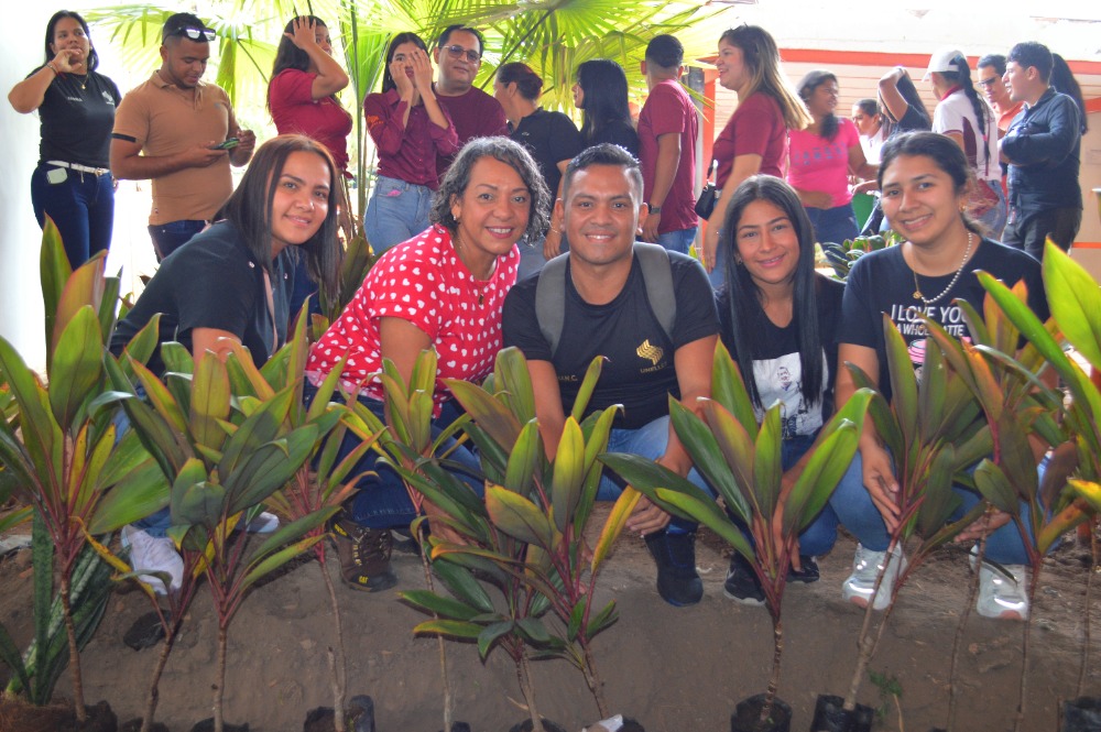 Más de 500 graduandos de la Unellez participan en la Siembra del Árbol